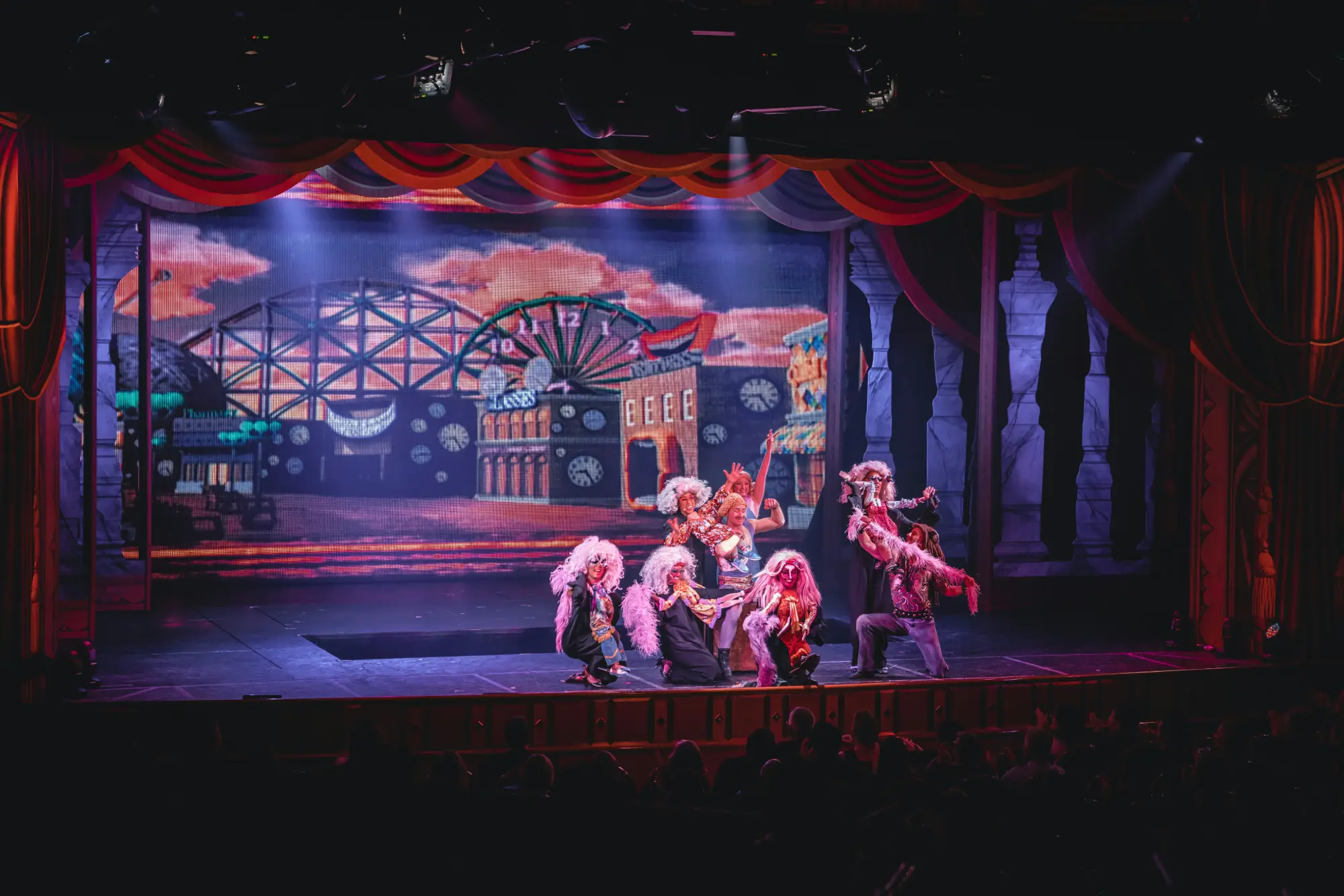 Actuación teatral profesional en vivo con actores caracterizados
